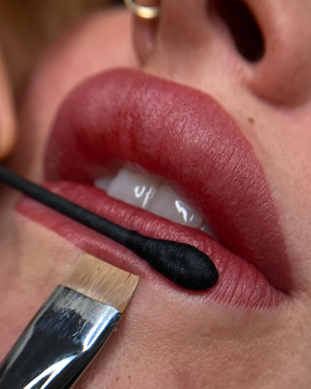 Frisch pigmentierte Lippen im Studio